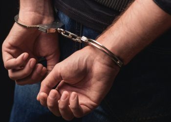 Χειροπέδες σε 18χρονο