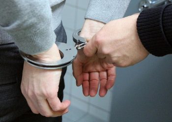Χειροπέδες σε καταζητούμενο 51χρονο