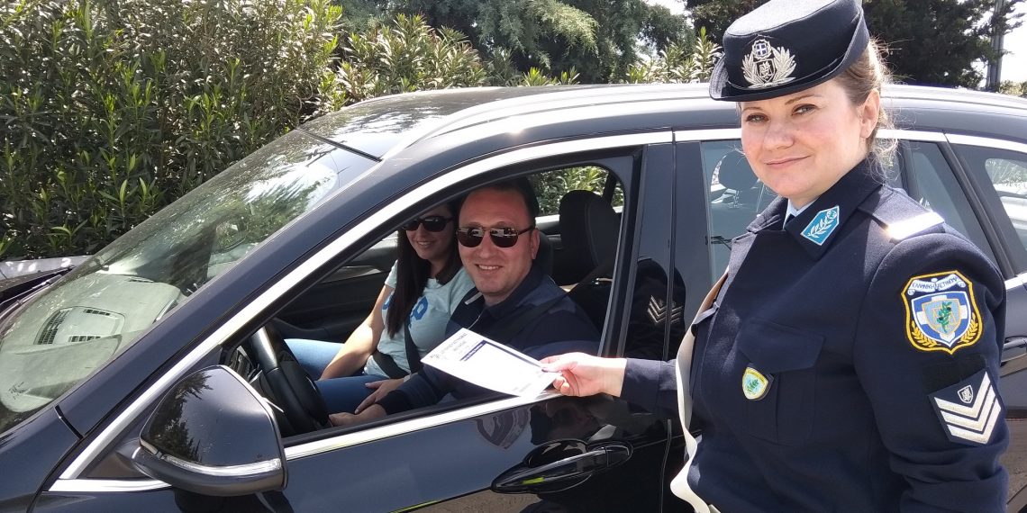 Ενημερωτικά φυλλάδια σε οδηγούς οχημάτων