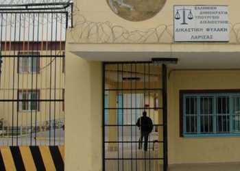 Εκσφενδόνισε προς την αυλή Φυλακής κινητά τηλέφωνα
