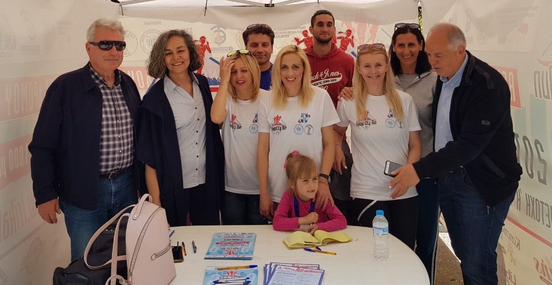 H Σοφία Σακοράφα στο κιόσκι του «Trikala City Run»