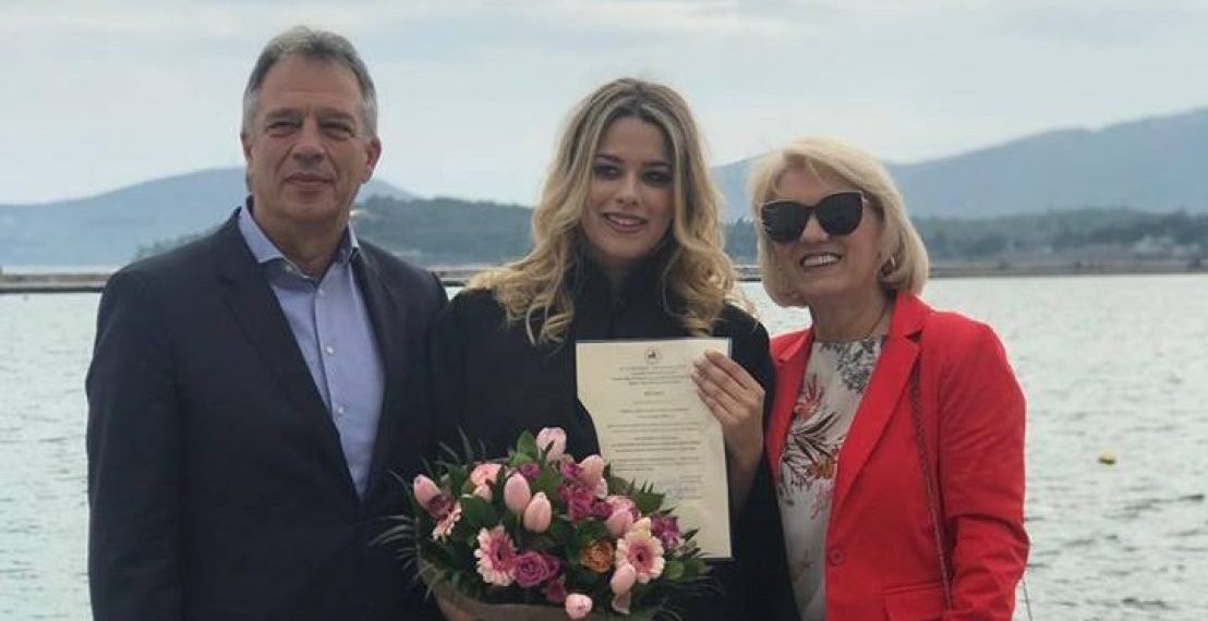 Μέσα σε λίγες ώρες …δύο πτυχία