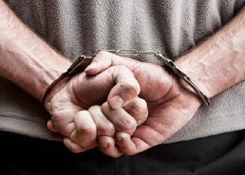 Χειροπέδες σε 39χρονο καταζητούμενο