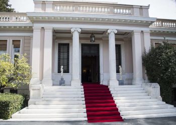 «Φωτιά» στο … «Μαξίμου»