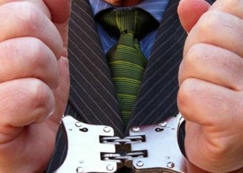 Χειροπέδες σε καταζητούμενο απατεώνα