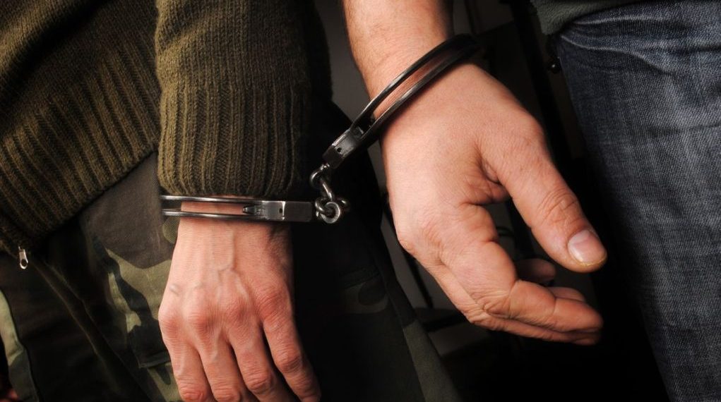 Χειροπέδες σε ανήλικο διαρρήκτη και στον κλεπταποδόχο