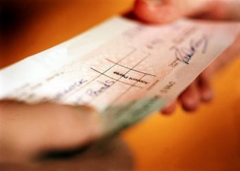 Χειροπέδες σε … «ακάλυπτο»
