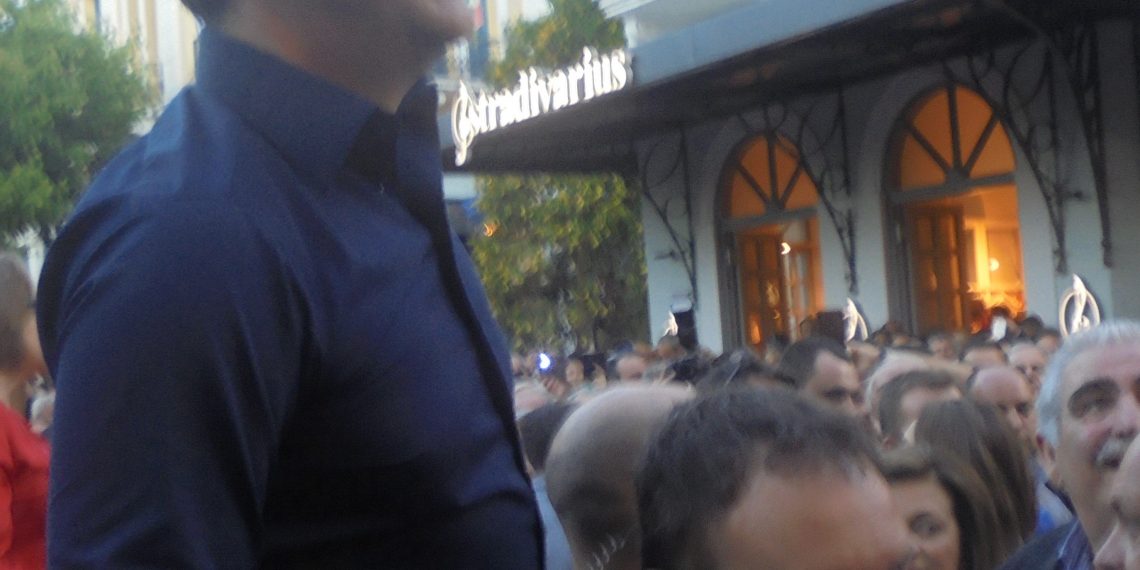 Σκηνές …λατρείας στα Τρίκαλα για τον Αλέξη Τσίπρα