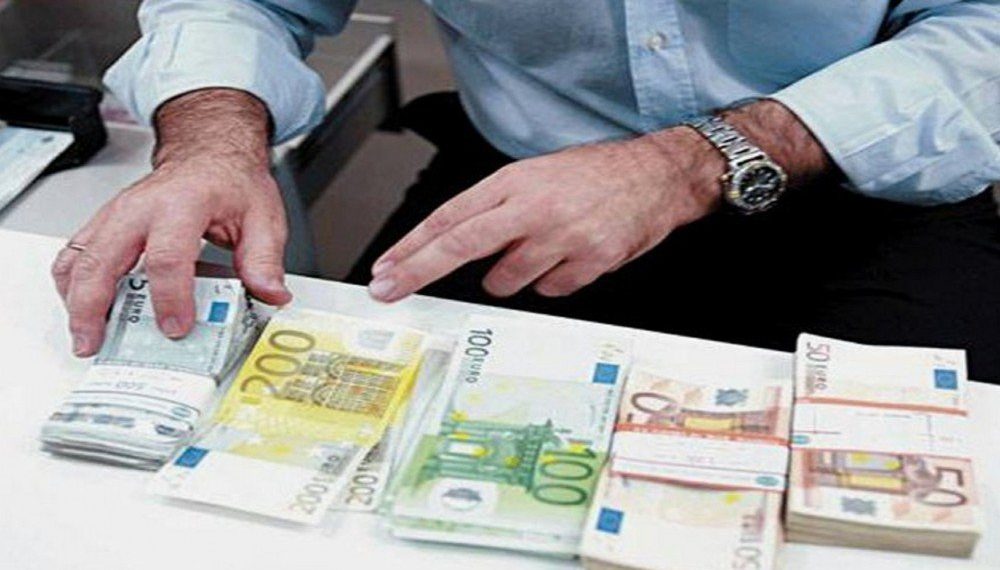 Χειροπέδες σε καταζητούμενο για υπεξαίρεση και πλαστογραφία