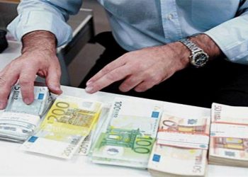 Χειροπέδες σε καταζητούμενο για υπεξαίρεση και πλαστογραφία