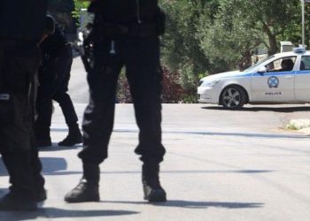 Χειροπέδες σε …Αστυνομικό