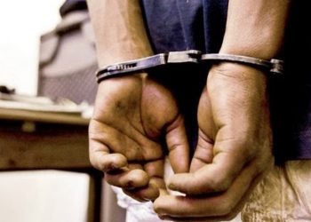 Χειροπέδες σε καταζητούμενο πλαστογράφο και καταχραστή δημοσίου χρήματος