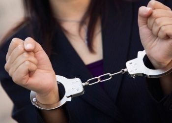 Χειροπέδες σε 25χρονη για ληστεία και υπεξαίρεση