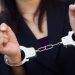 Χειροπέδες σε 25χρονη για ληστεία και υπεξαίρεση