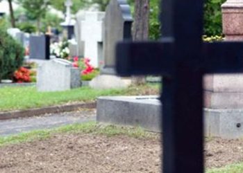 Χειροπέδες για κλοπές σε …νεκροταφείο