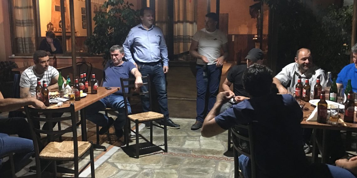 Ο Θανάσης Λιούτας μαζί με τους κτηνοτρόφους στο Γενέσι