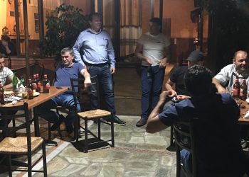 Ο Θανάσης Λιούτας μαζί με τους κτηνοτρόφους στο Γενέσι