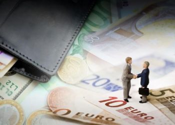 Μόνο μέσω τραπεζών οι αποδοχές και η αποζημίωση απολυμένων εργαζομένων