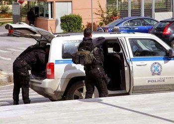 Ρήμαζαν τους επιβάτες τρένου και απείλησαν τους Αστυνομικούς