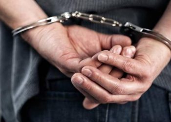 Γλίτωσε από τις φλόγες αλλά δεν απέφυγε τις …χειροπέδες