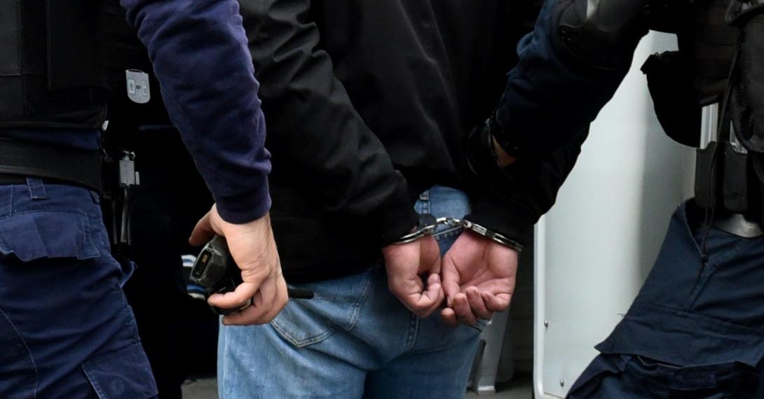 Χειροπέδες μετά από έφοδο Αστυνομικών σε οικία