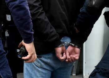Χειροπέδες μετά από έφοδο Αστυνομικών σε οικία