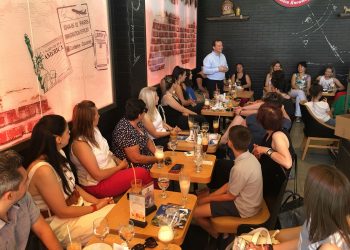 Προεκλογικός αγώνας με επίσκεψη έκπληξη και νέο βίντεο για τον Θανάση Λιούτα
