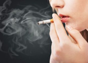 Αίτημα για απαγόρευση του καπνίσματος και σε …ανοιχτούς δημόσιους χώρους