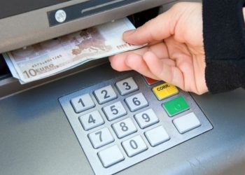 Με επιπλέον «καπέλο» οι διατραπεζικές αναλήψεις από ΑΤΜ