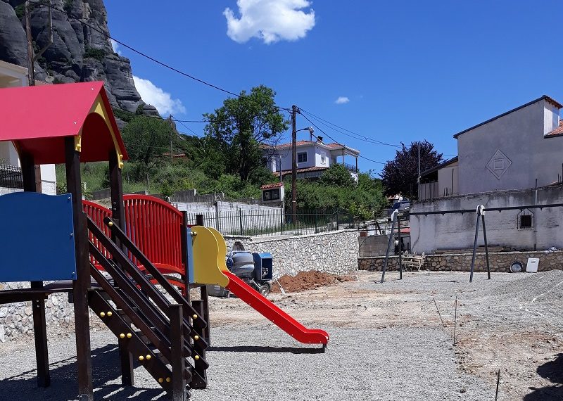 Αναβαθμίζονται οι παιδικές χαρές του Δήμου Μετεώρων