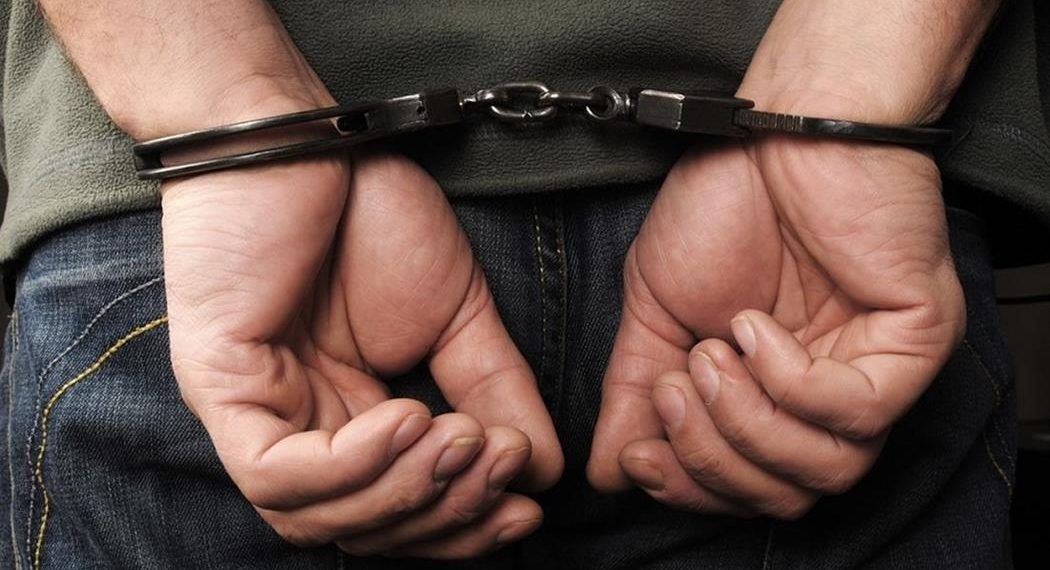 Χειροπέδες σε 24χρονο καταζητούμενο