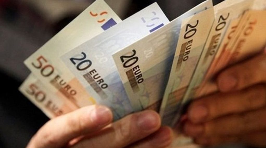 Η 20χρονη…ξαλάφρωνε υπαλλήλους καφετέριας