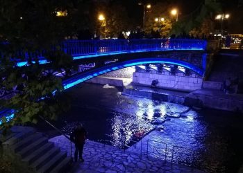 Στα μπλε για το «ΟΧΙ» η κεντρική πεζογέφυρα των Τρικάλων