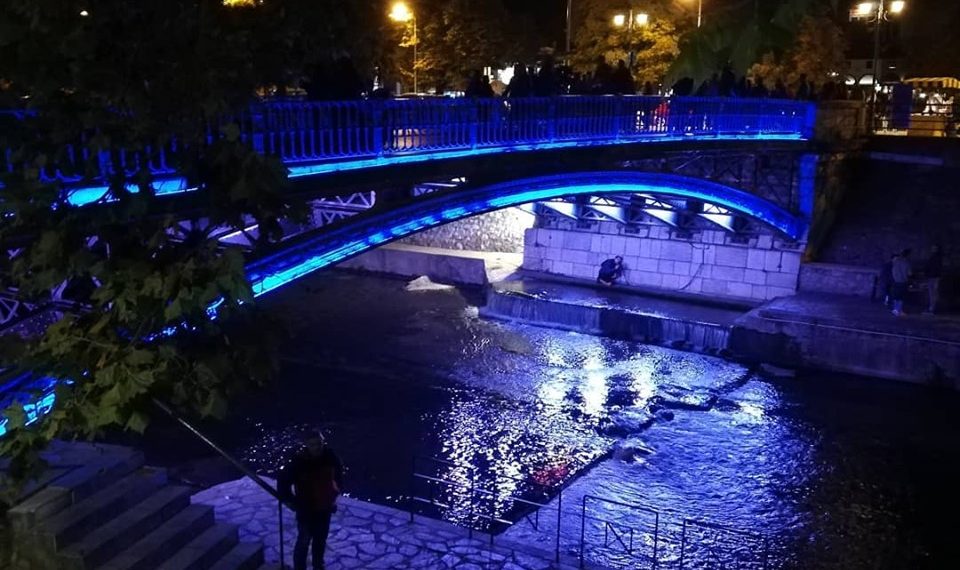 Στα μπλε για το «ΟΧΙ» η κεντρική πεζογέφυρα των Τρικάλων