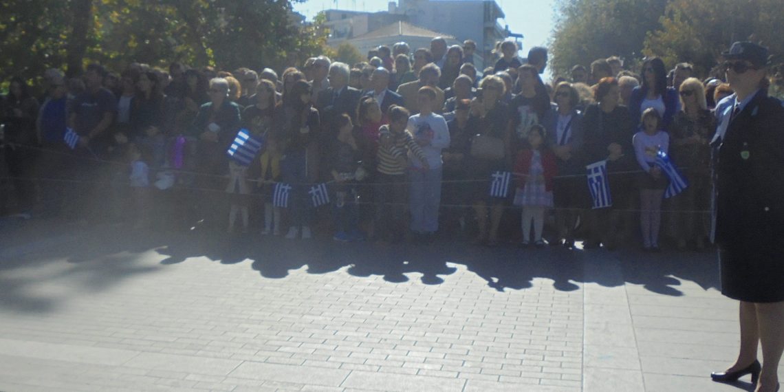Η …λιακάδα έφερε κόσμο στην παρέλαση των Τρικάλων