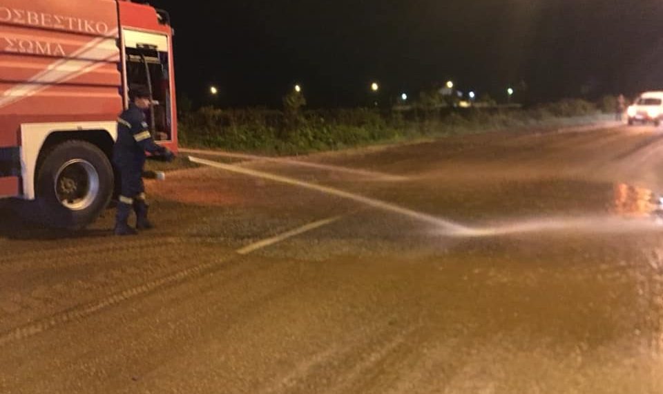 Επιχείρηση καθαρισμού δρόμου από αστικά λύματα στον Δήμο Πύλης