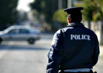 Έφοδος Αστυνομικών σε οικία και χειροπέδες σε Τρικαλινό