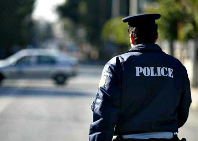 Έφοδος Αστυνομικών σε οικία και χειροπέδες σε Τρικαλινό