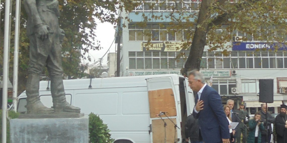Απότιση φόρου τιμής στα Τρίκαλα