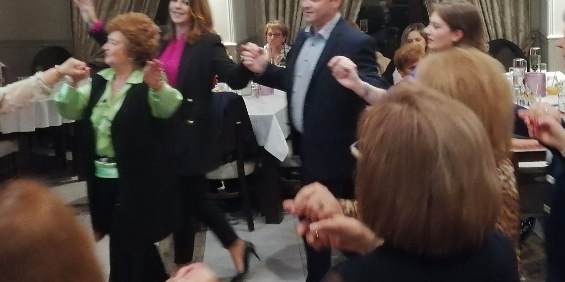 Ας κρατήσουν οι χοροί…
