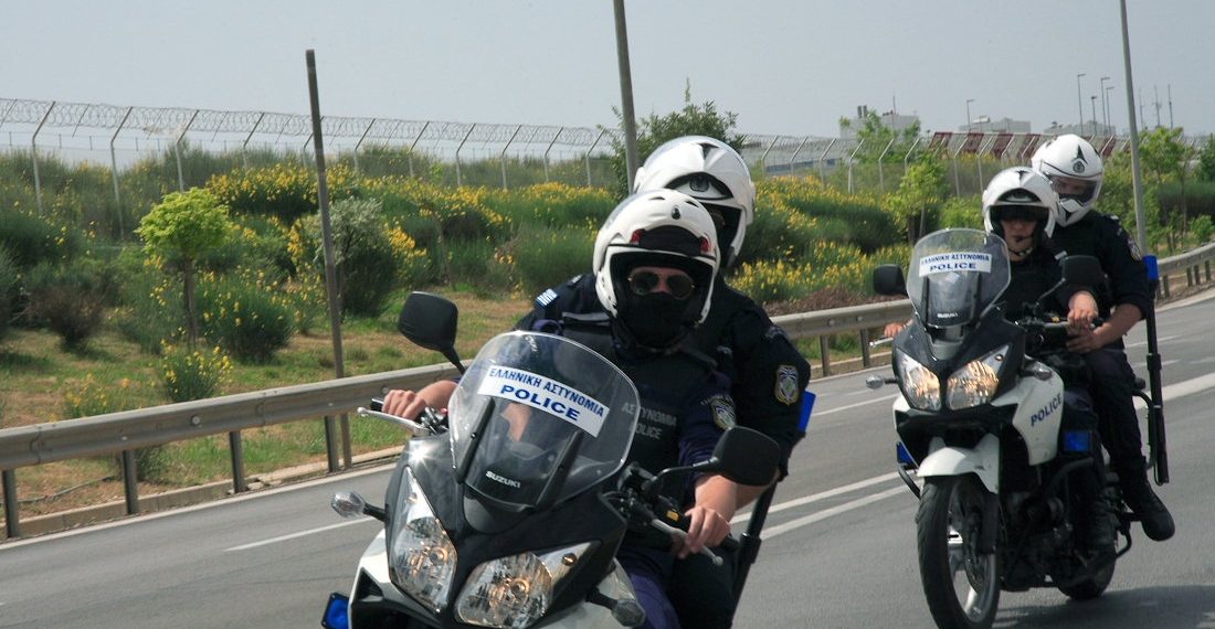 Χειροπέδες σε 28χρονο καταζητούμενο