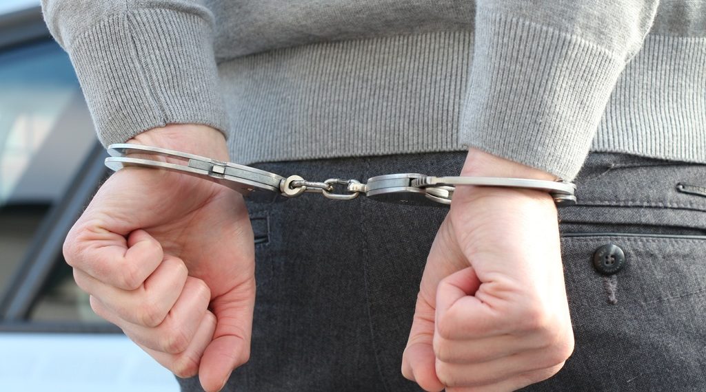 Χειροπέδες σε 20χρονο διαρρήκτη