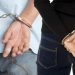 Χειροπέδες σε ζευγάρι με …μακρύ χέρι
