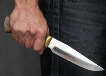 Αφήνουν τα βιβλία και πιάνουν το …μαχαίρι