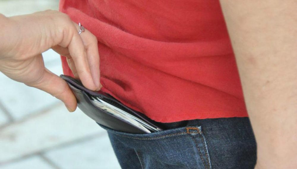 Χειροπέδες στα Τρίκαλα σε … «πορτοφολούδες»