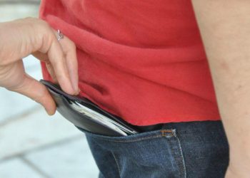 Χειροπέδες στα Τρίκαλα σε … «πορτοφολούδες»