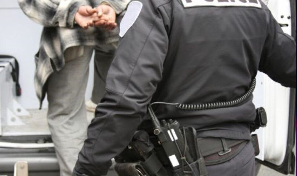 Η ράβδος τον οδήγησε στα …κρατητήρια