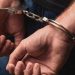 Χειροπέδες σε φυγόποινο για ληστεία