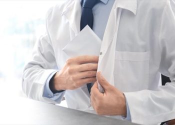 Με το «φακελάκι» στο χέρι Ιατρός του Πανεπιστημιακού Νοσοκομείου Ιωαννίνων