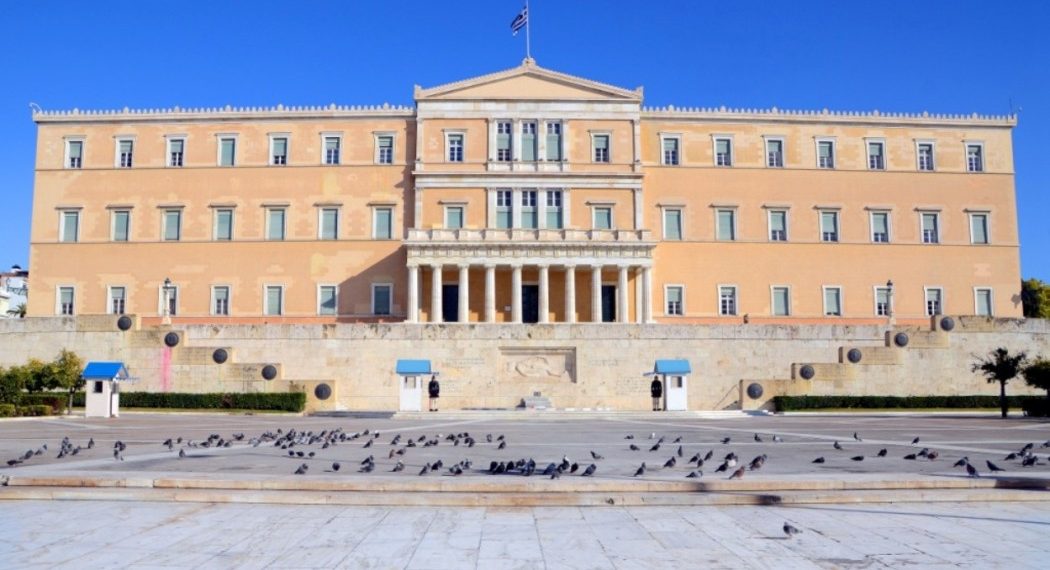 Στην Βουλή βγαίνουν και …όπλα